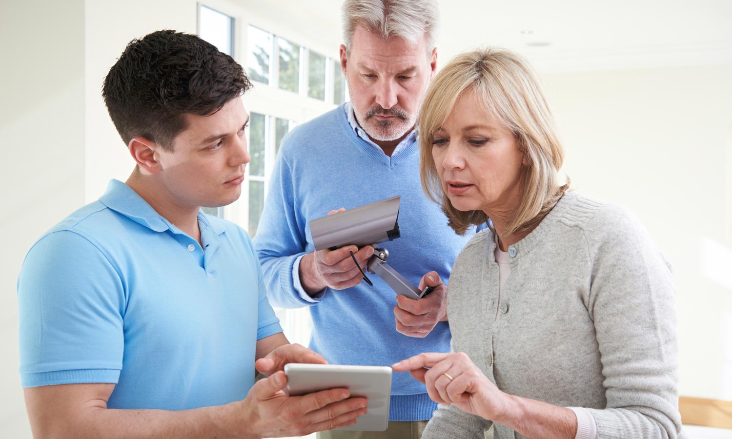 middle aged couple with a technician